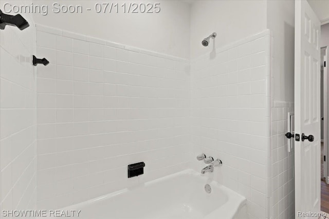 23041 Shakespeare Ave, Eastpointe, MI 48021 - bathroom featuring bathing tub / shower combination