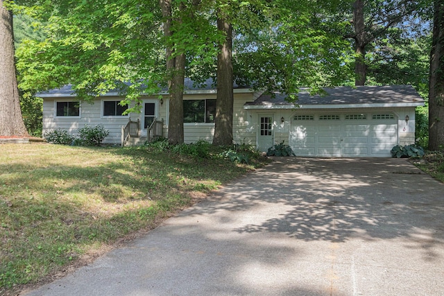 19160 Glendale Cir, Spring Lake, MI 49456 - view of front facade featuring driveway, an attached garage, and a front lawn