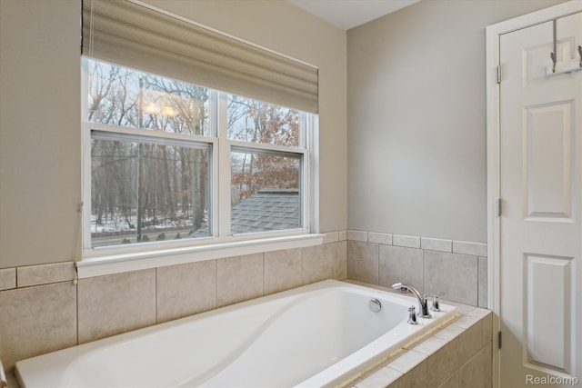 170 W Reed Lake Ct, Commerce Twp, MI 48390 - bathroom featuring a garden tub