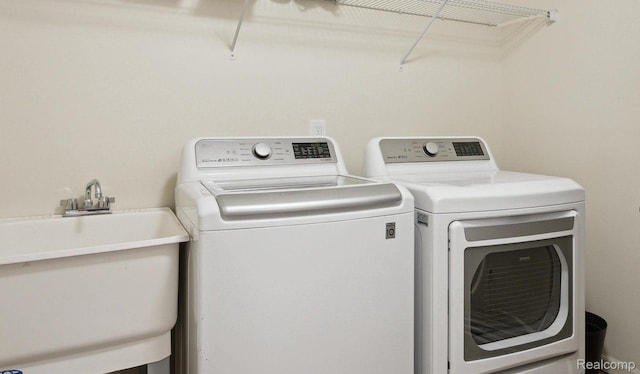 170 W Reed Lake Ct, Commerce Twp, MI 48390 - laundry area featuring washer and dryer