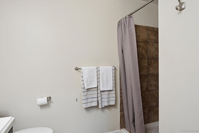 170 W Reed Lake Ct, Commerce Twp, MI 48390 - full bathroom with tiled shower and toilet