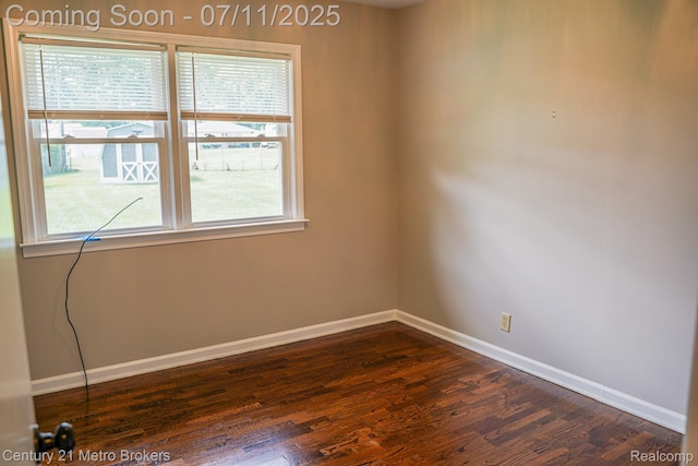 338 N Dr, Davison, MI 48423 - unfurnished room featuring baseboards and dark wood-style floors