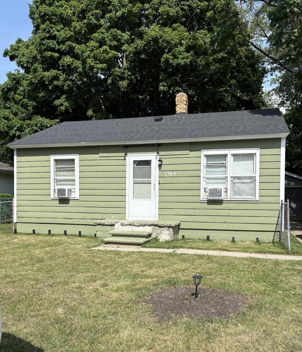 1385 Superior St, Benton Harbor, MI 49022 - photo 1