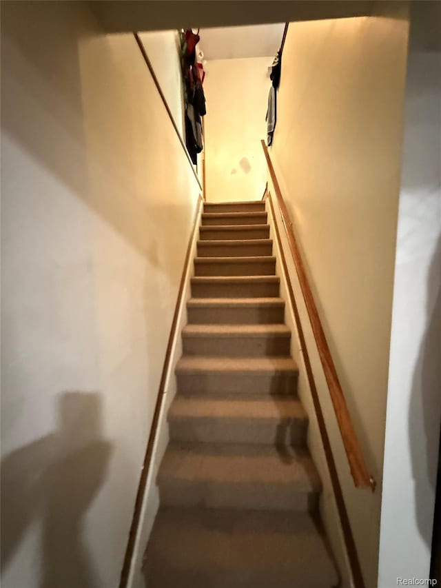 2579 Dearborn Ave, Rochester Hills, MI 48309 - view of stairway