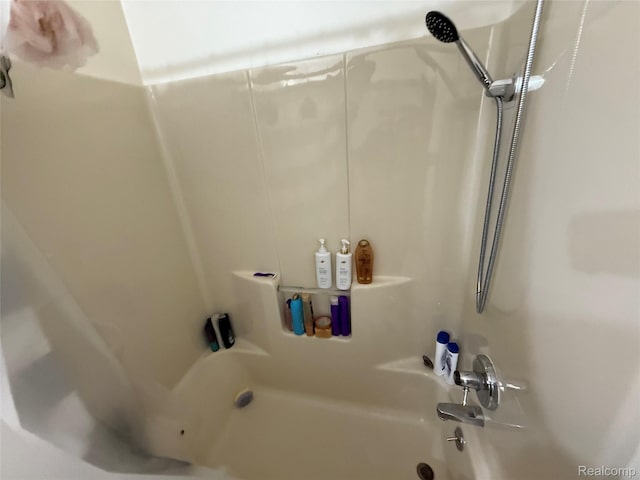 2579 Dearborn Ave, Rochester Hills, MI 48309 - full bath featuring shower / tub combination