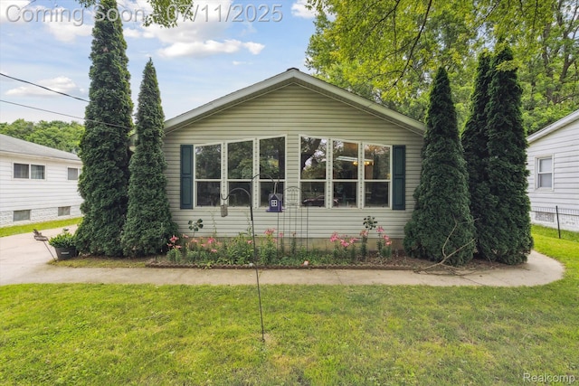 3410 Eastdale Dr, Flint, MI 48506 - view of front of house featuring a front lawn