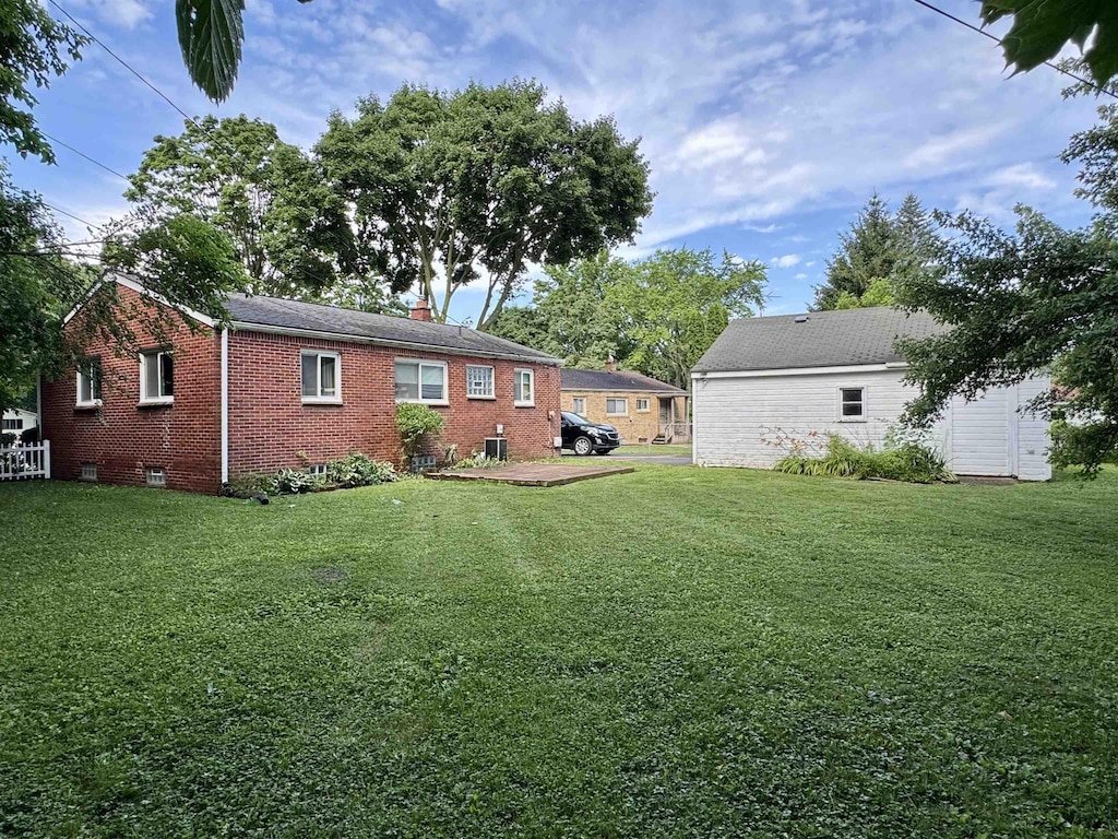 652 Lincoln Ct, Lapeer, MI 48446 - view of green lawn