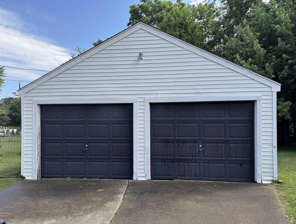 652 Lincoln Ct, Lapeer, MI 48446 - view of detached garage