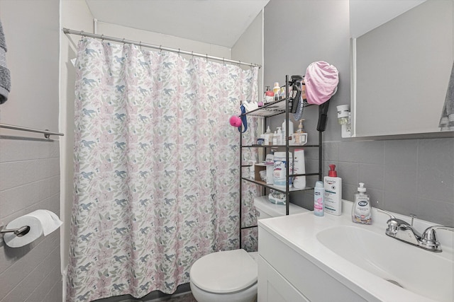 2620 Charlesgate Ave SW, Wyoming, MI 49509 - full bath with tile walls, vanity, and curtained shower