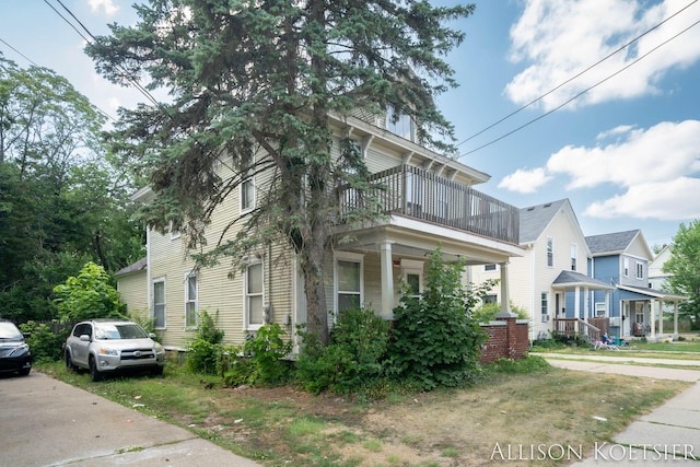945 Kalamazoo Ave SE, Grand Rapids, MI 49507 - view of front of property with a balcony and a porch
