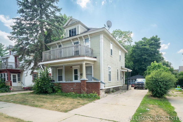945 Kalamazoo Ave SE, Grand Rapids, MI 49507 - traditional style home featuring a balcony and concrete driveway