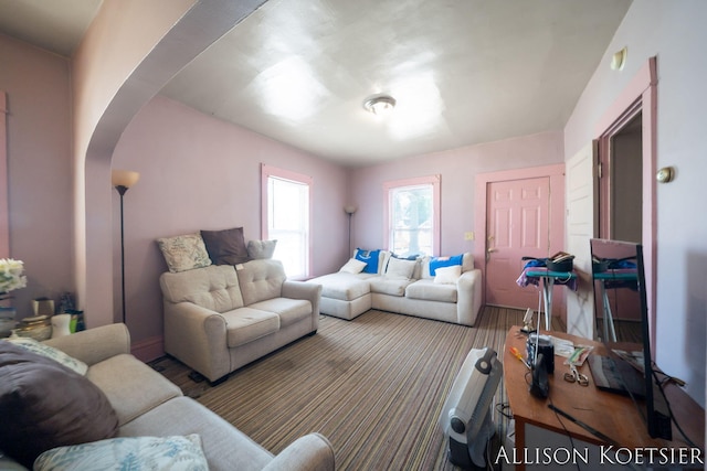 945 Kalamazoo Ave SE, Grand Rapids, MI 49507 - living area featuring arched walkways
