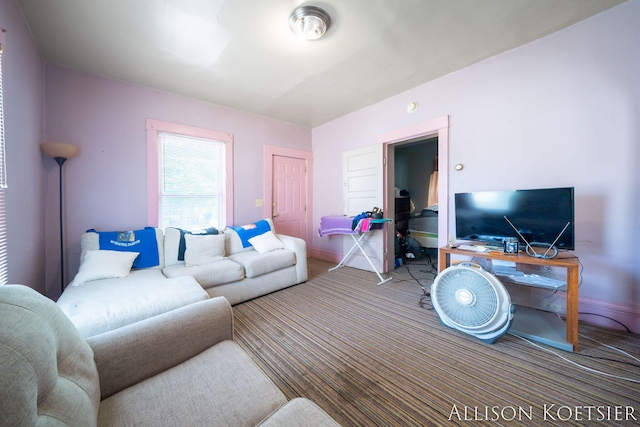 945 Kalamazoo Ave SE, Grand Rapids, MI 49507 - living room featuring carpet flooring and baseboards