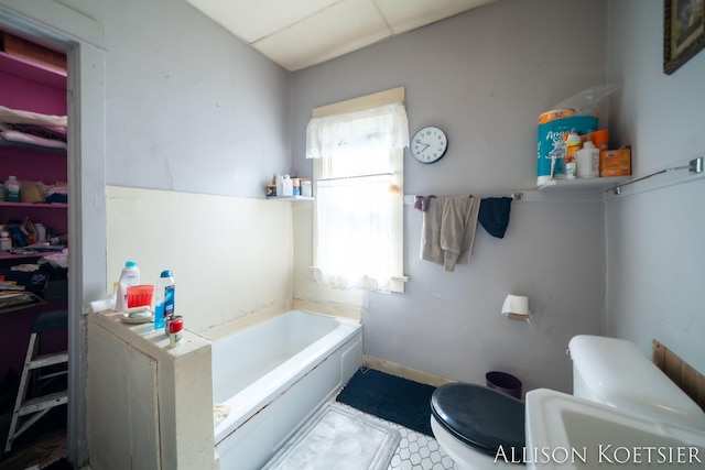 945 Kalamazoo Ave SE, Grand Rapids, MI 49507 - bathroom with toilet and a garden tub