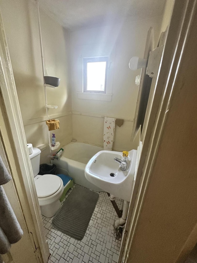 945 Kalamazoo Ave SE, Grand Rapids, MI 49507 - bathroom with a bathtub and tile patterned floors