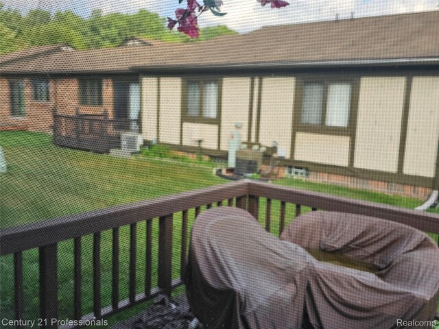4866 Elm Tree Ln, Warren, MI 48092 - view of deck