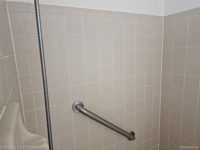 4866 Elm Tree Ln, Warren, MI 48092 - bathroom view of tiled shower