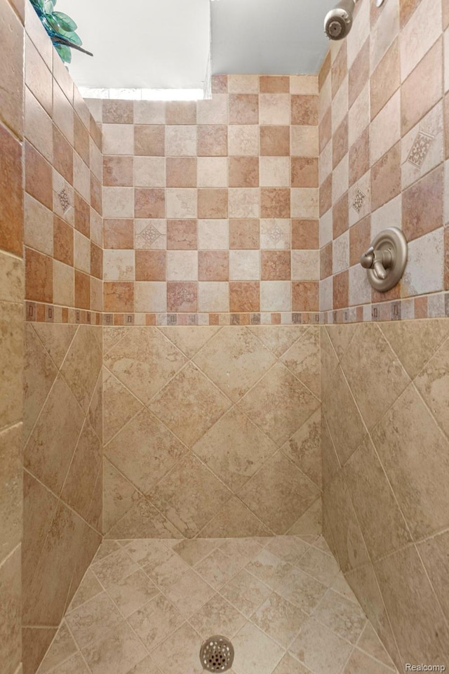 24065 Timber Creek Ln, Flat Rock, MI 48134 - bathroom featuring a tile shower