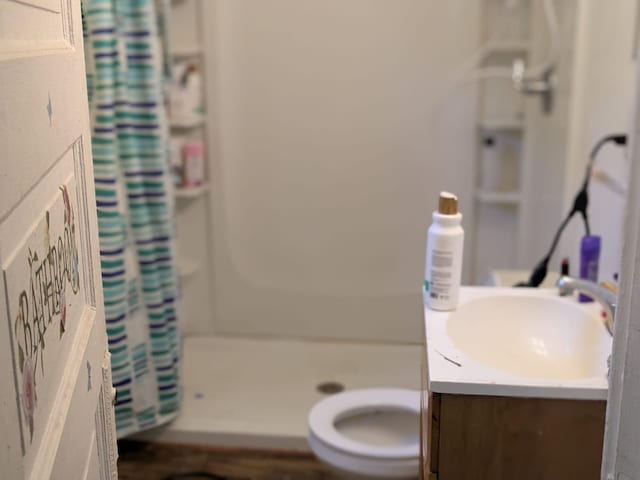 650 Pavone St, Benton Harbor, MI 49022 - full bathroom with a shower with curtain and vanity