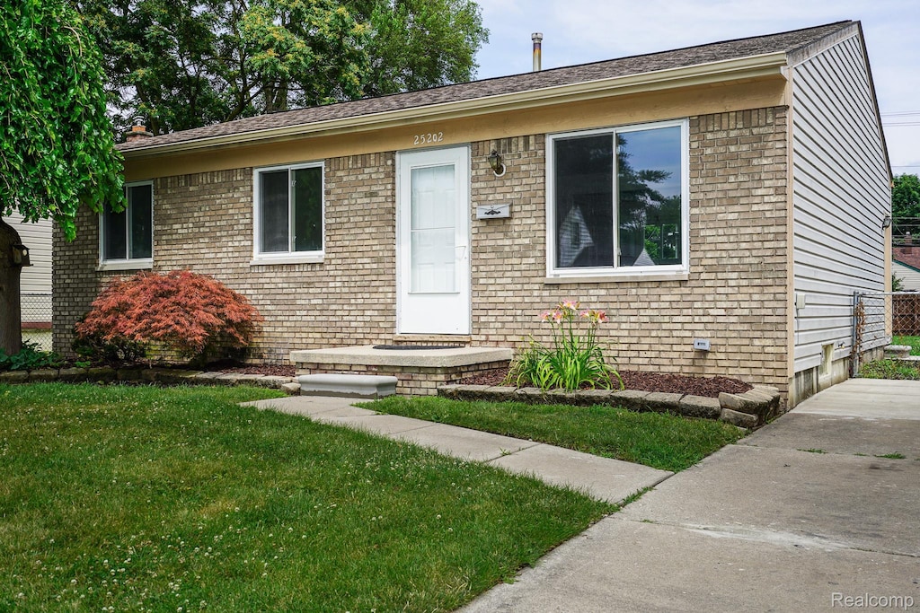 25202 Packard St, Roseville, MI 48066 - photo 1