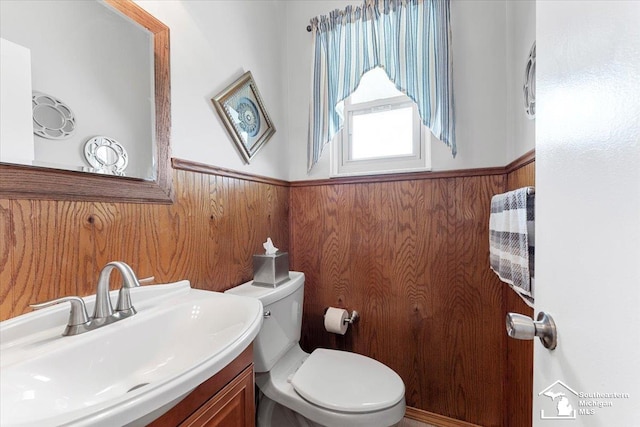 15930 Drysdale St, Southgate, MI 48195 - half bath featuring wainscoting and vanity