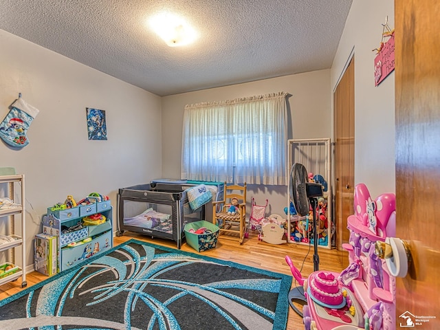 1405 Arbor Ave, Monroe, MI 48162 - recreation room with wood finished floors and a textured ceiling