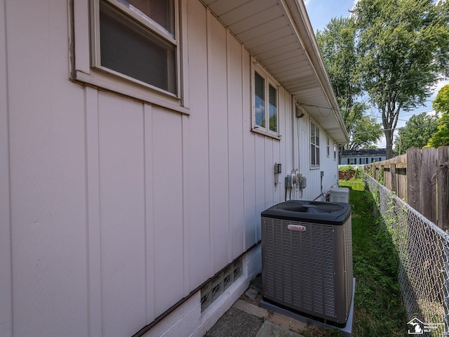 1405 Arbor Ave, Monroe, MI 48162 - exterior view of board and batten siding