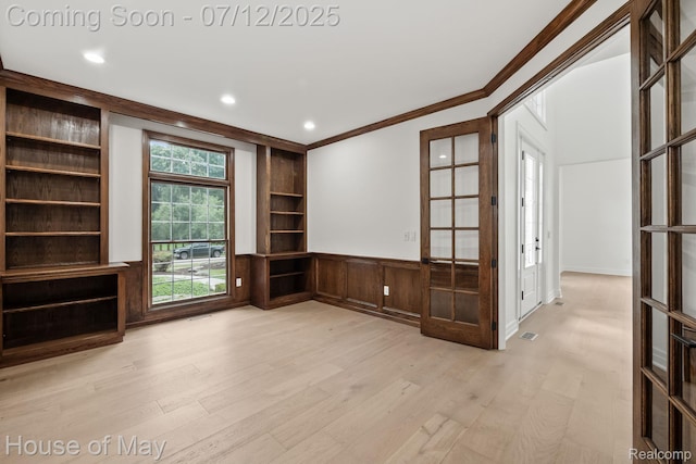 4743 S Ridge Dr, West Bloomfield, MI 48323 - empty room featuring a wainscoted wall, light wood-type flooring, crown molding, recessed lighting, and built in features