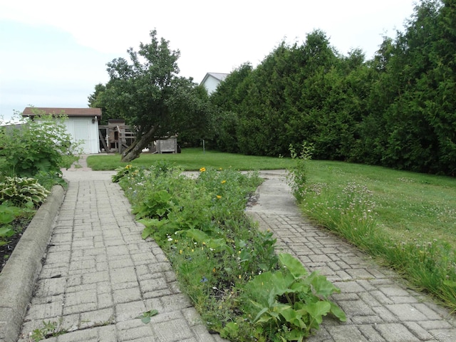 1570 Evon Rd, Saginaw, MI 48601 - surrounding community featuring a yard