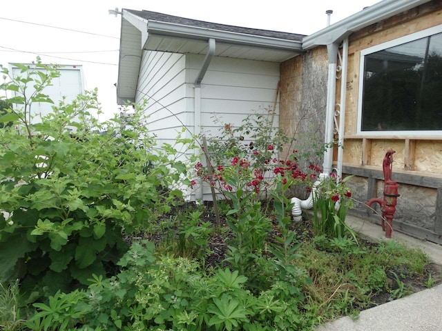 1570 Evon Rd, Saginaw, MI 48601 - view of property exterior featuring a shingled roof