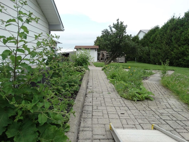 1570 Evon Rd, Saginaw, MI 48601 - view of yard