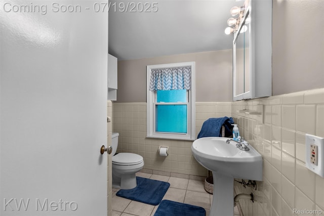 972 Goodale Ave, Clawson, MI 48017 - half bath featuring tile patterned flooring, wainscoting, and tile walls