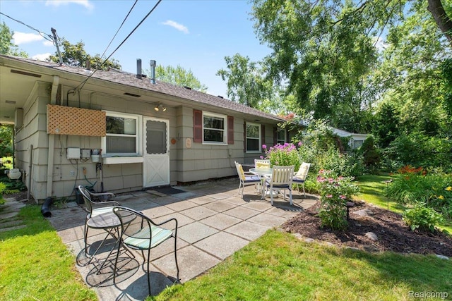 15588 Kirkshire Ave, Beverly Hills, MI 48025 - back of house featuring a patio