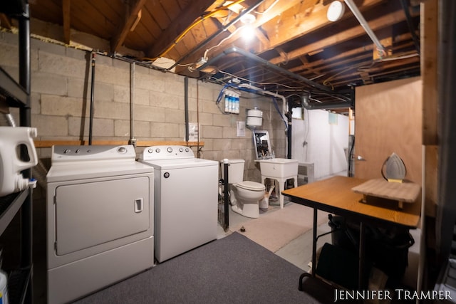 4001 Hillsdale Ave NE, Grand Rapids, MI 49525 - laundry area featuring independent washer and dryer