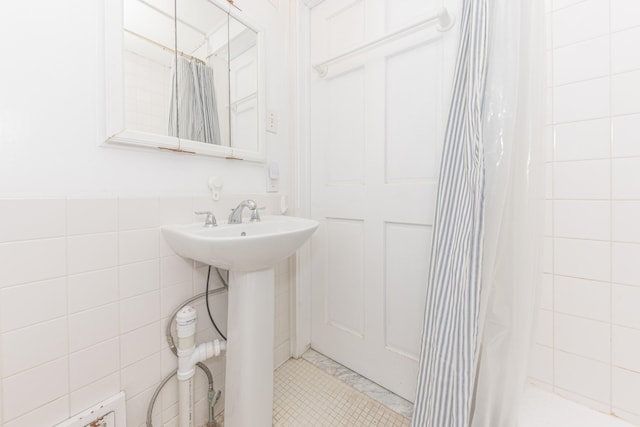 501 W Mosley St, Ann Arbor, MI 48103 - bathroom with tiled shower and tile walls