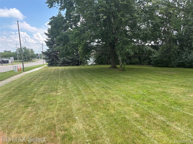 3605 Hogarth Ave, Flint, MI 48532 - view of grassy yard