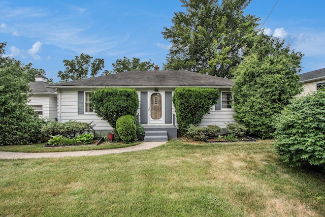 2736 Cascade Rd SE, Grand Rapids, MI 49506 - view of front of home with a front yard