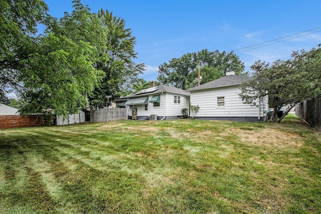 2736 Cascade Rd SE, Grand Rapids, MI 49506 - fenced backyard featuring a storage shed