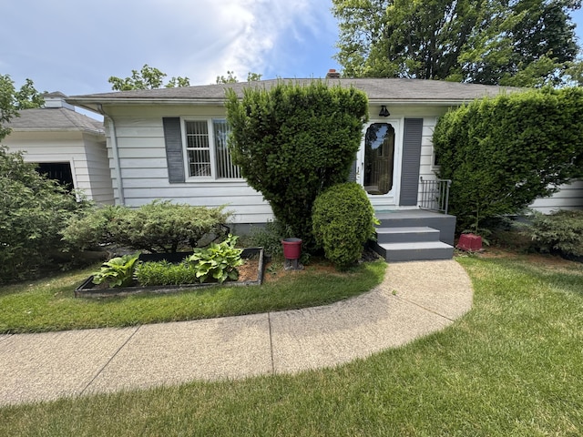 2736 Cascade Rd SE, Grand Rapids, MI 49506 - view of front facade with a front yard