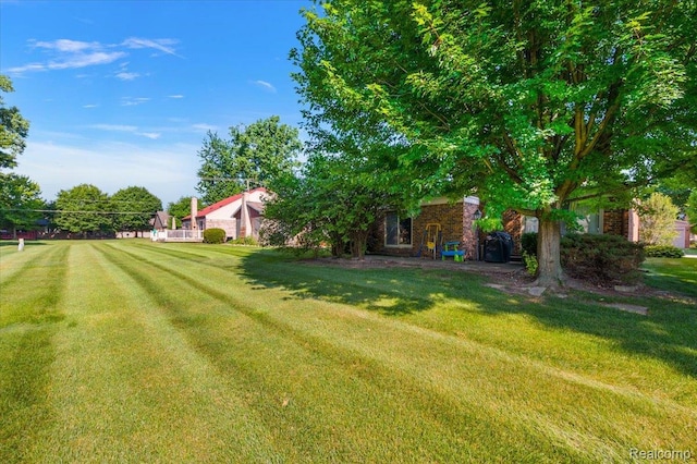 16322 Canterbury Ct, Macomb, MI 48044 - view of grassy yard