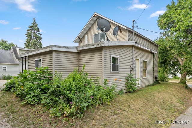 1440 College Ave NE, Grand Rapids, MI 49505 - view of side of property with a lawn