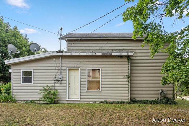 1440 College Ave NE, Grand Rapids, MI 49505 - rear view of property with a yard