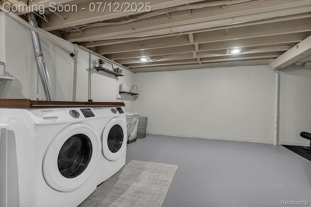 19425 Butternut Ln, Southfield, MI 48076 - laundry room with washing machine and clothes dryer