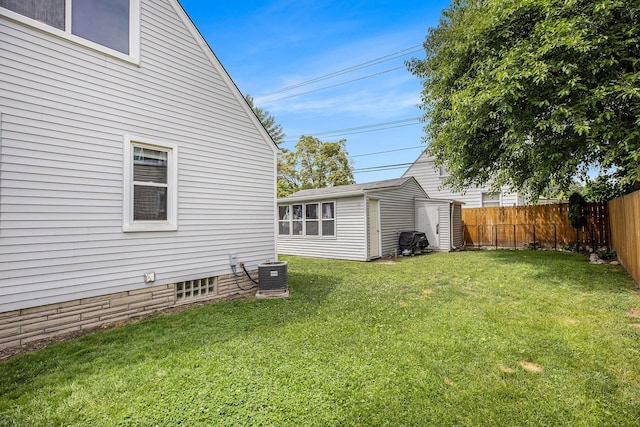 1018 S Stephenson Hwy, Royal Oak, MI 48067 - fenced backyard featuring an outbuilding