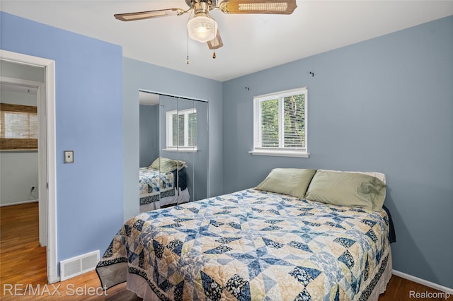 4391 Ashlawn Dr, Flint, MI 48507 - bedroom with wood finished floors, a closet, and ceiling fan