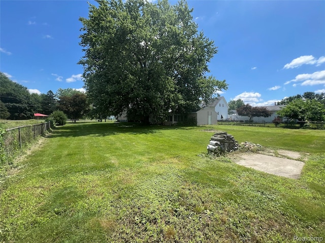6860 Sheridan Rd, Saginaw, MI 48601 - view of yard