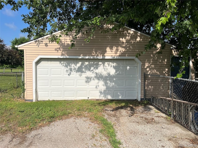 6860 Sheridan Rd, Saginaw, MI 48601 - view of detached garage