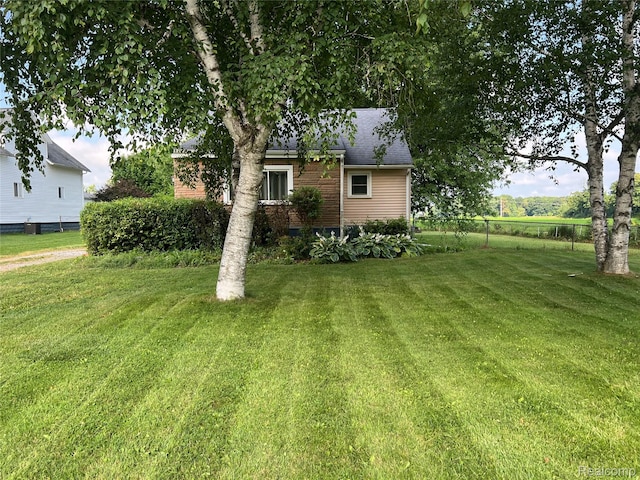 6860 Sheridan Rd, Saginaw, MI 48601 - view of yard