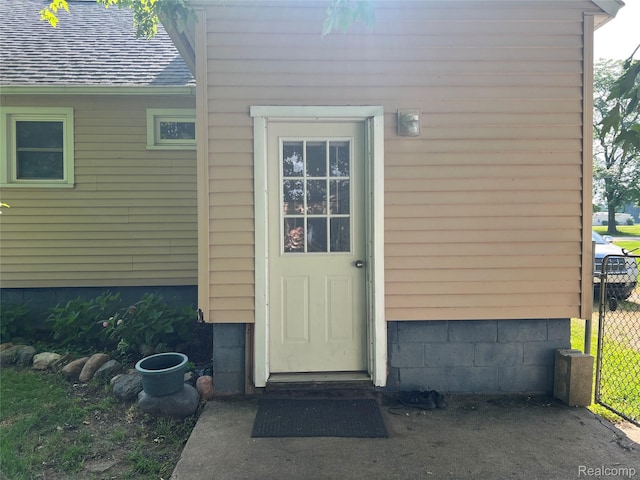 6860 Sheridan Rd, Saginaw, MI 48601 - property entrance with roof with shingles