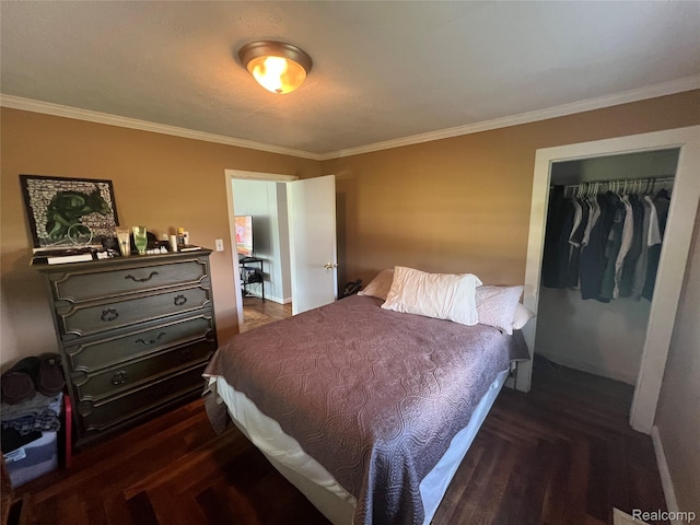 6860 Sheridan Rd, Saginaw, MI 48601 - bedroom featuring ornamental molding and a closet